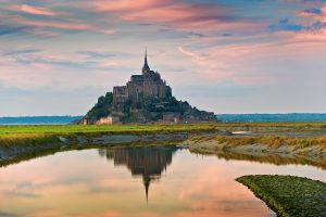 Couche du soleil, la baie du mont Saint-Michel est classe au patrimoine mondial de l'Unesco.